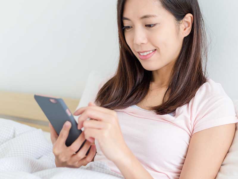 安静にしている妊婦さん