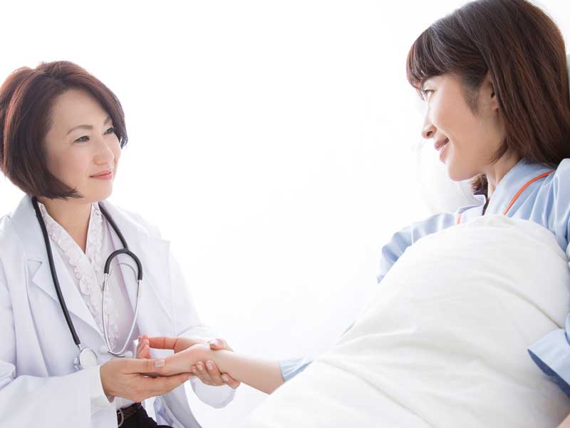 入院中の妊婦さんと医者