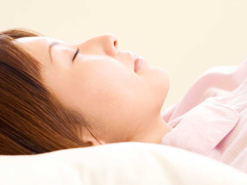 仰向きで寝ている妊婦さん