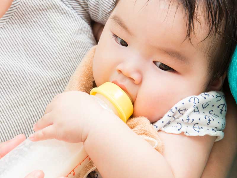 ミルクを飲んでいる赤ちゃん