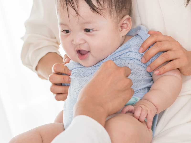 三ヶ月健診を受けている赤ちゃん