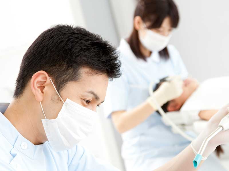 仕事中の歯医者さん
