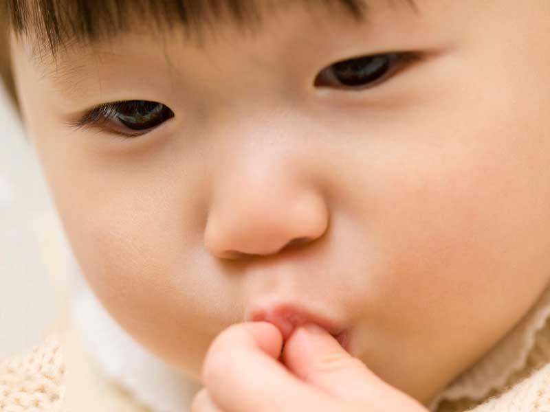 おやつを食べている子供