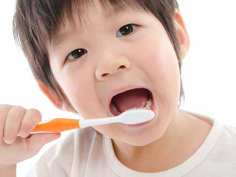 歯磨きをしている子供