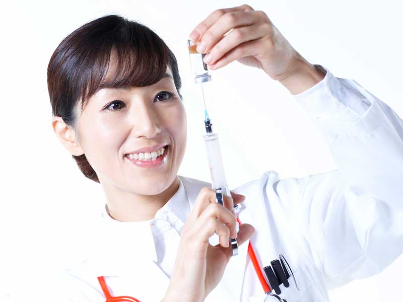 注射薬を持つ看護婦さん