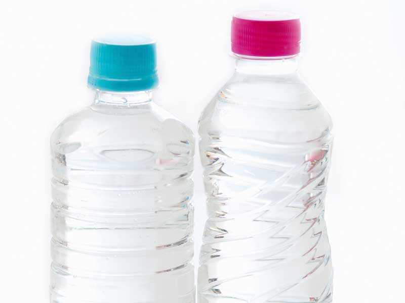水が入っているペットボトル