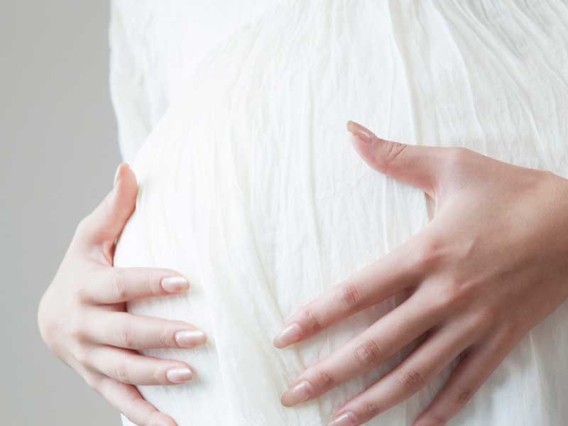 お腹を触る妊婦さん