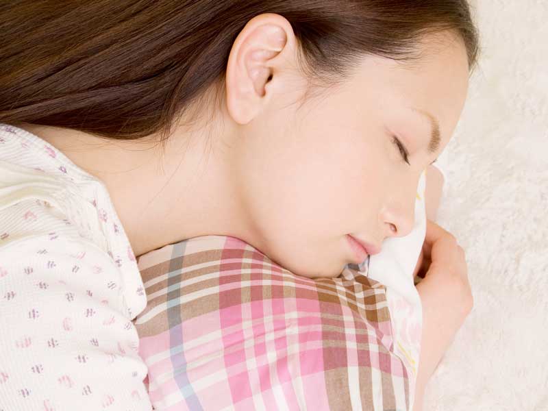 横になっている妊婦さん