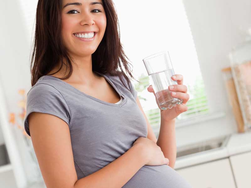 水を飲んでいる妊婦さん