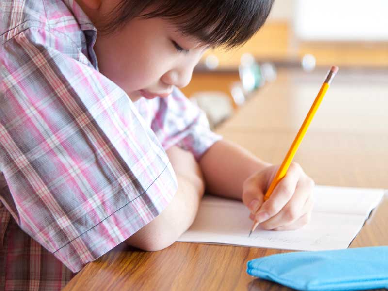 勉強をしている男の子