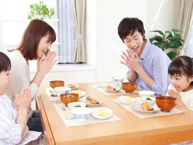 食事をしている家族