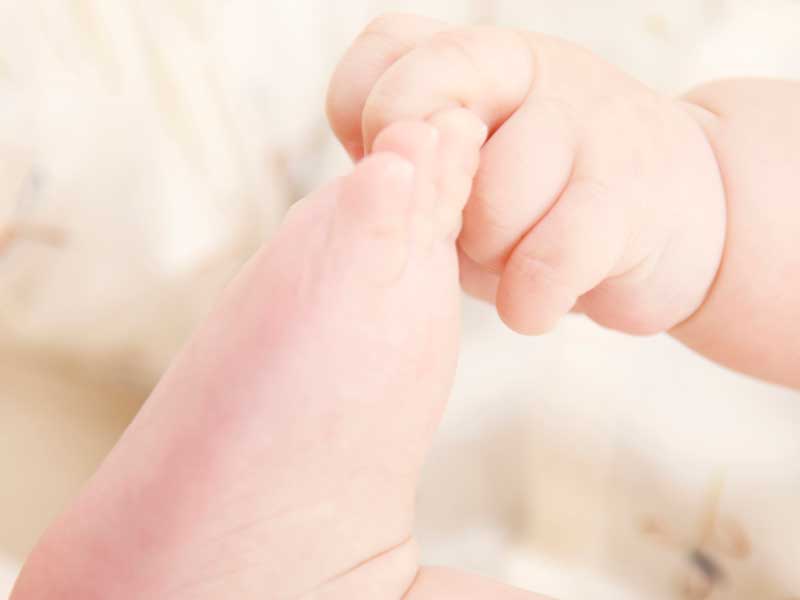 足を触る赤ちゃん