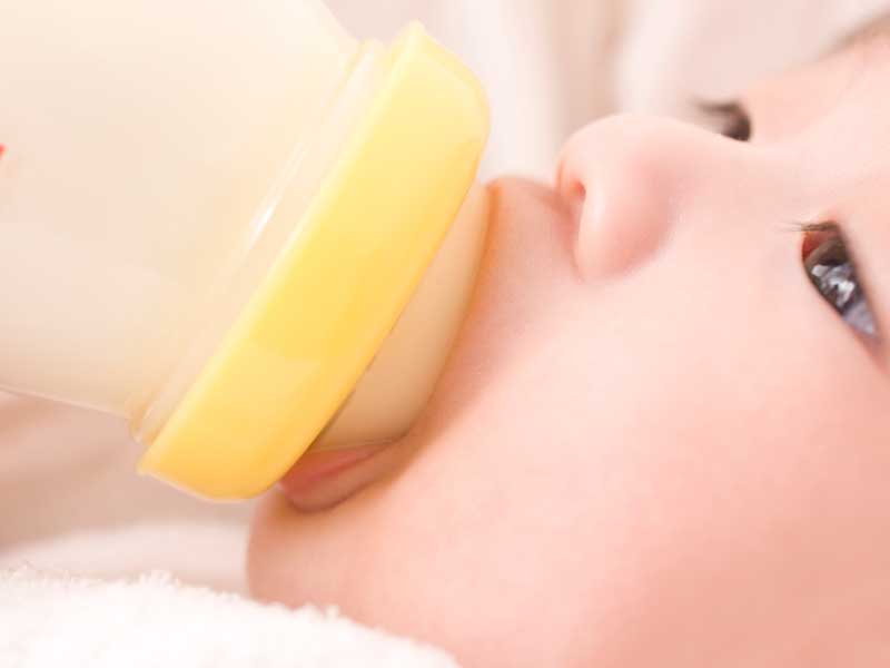 ミルクを飲んでいる赤ちゃん