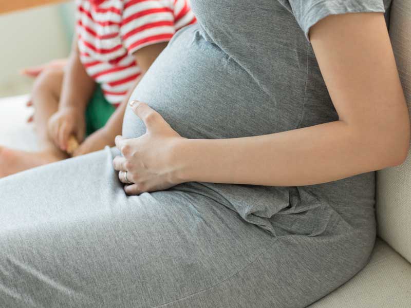 座っている妊婦さん