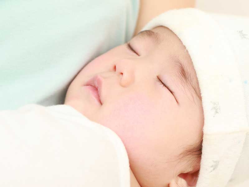 寝ている新生児の赤ちゃん
