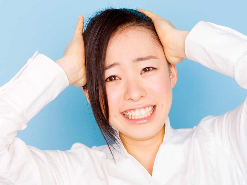 ストレスが溜まって頭を抱えているお母さん