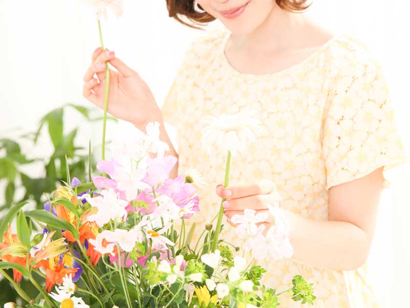 趣味で生け花をしているお母さん