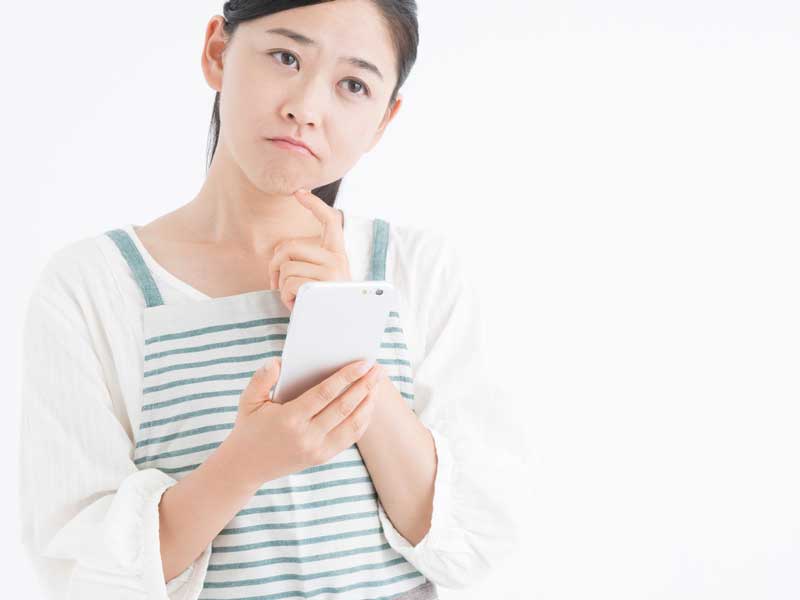 スマホを弄るお母さん