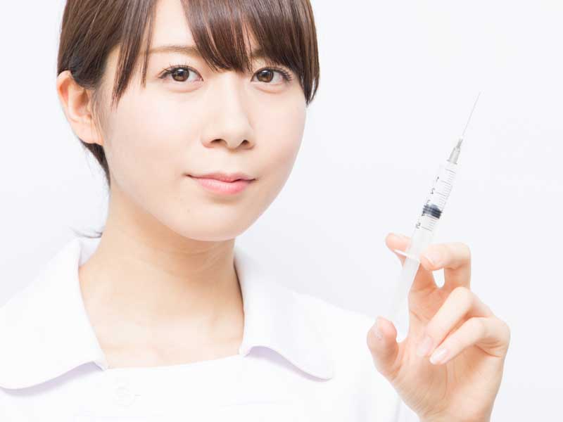 注射器を持つ看護婦さん