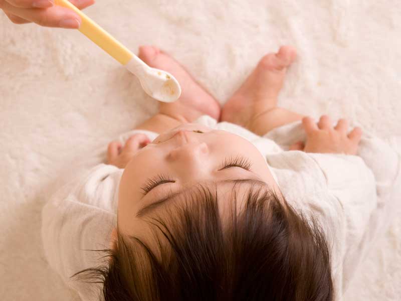 離乳食を食べている赤ちゃん