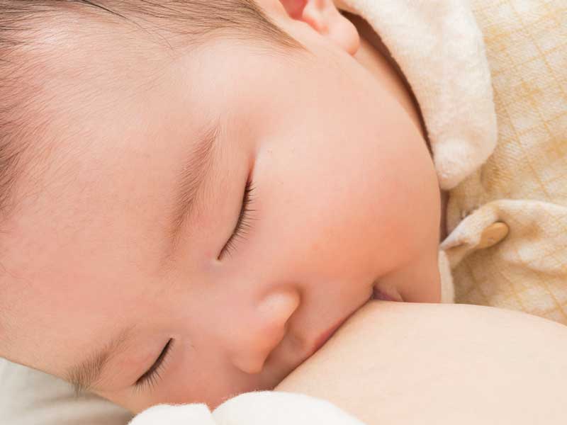 母乳を飲みながら寝ている赤ちゃん