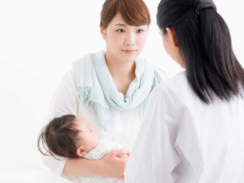 病院で健診をしている赤ちゃん