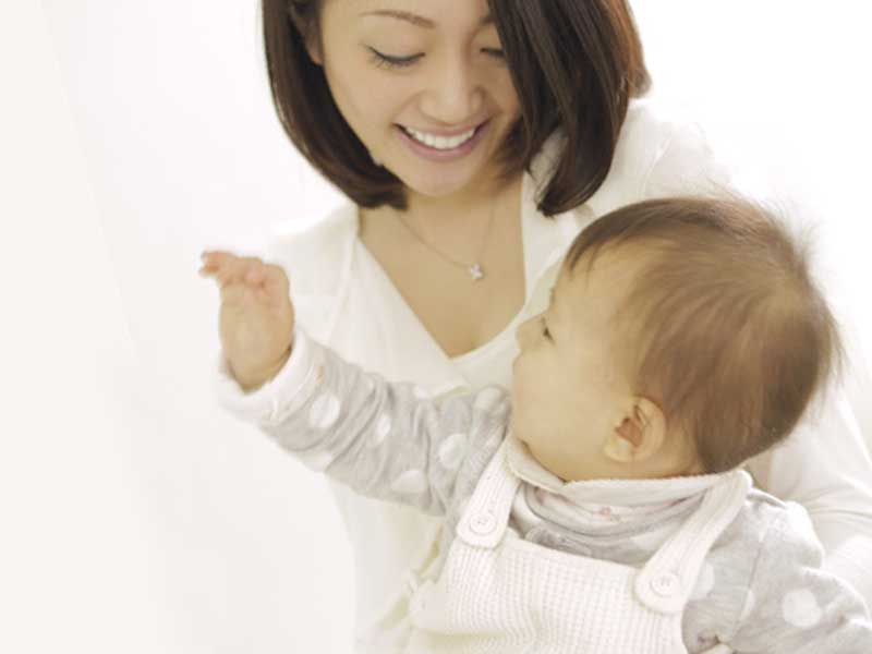 赤ちゃんを抱っこしているお母さん
