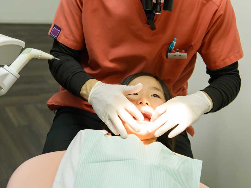 小児歯科で治療をする子供