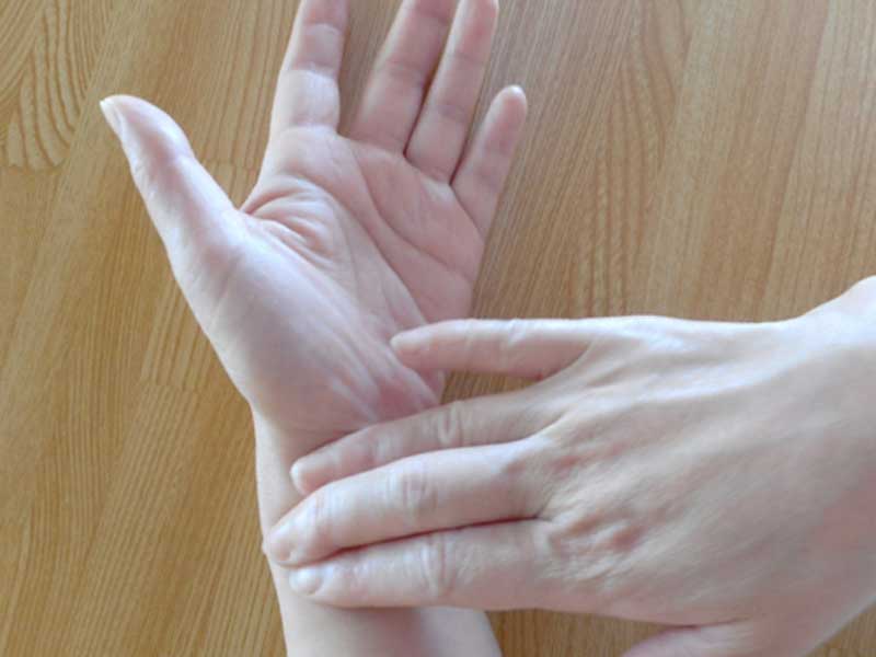 脈拍を計るママ