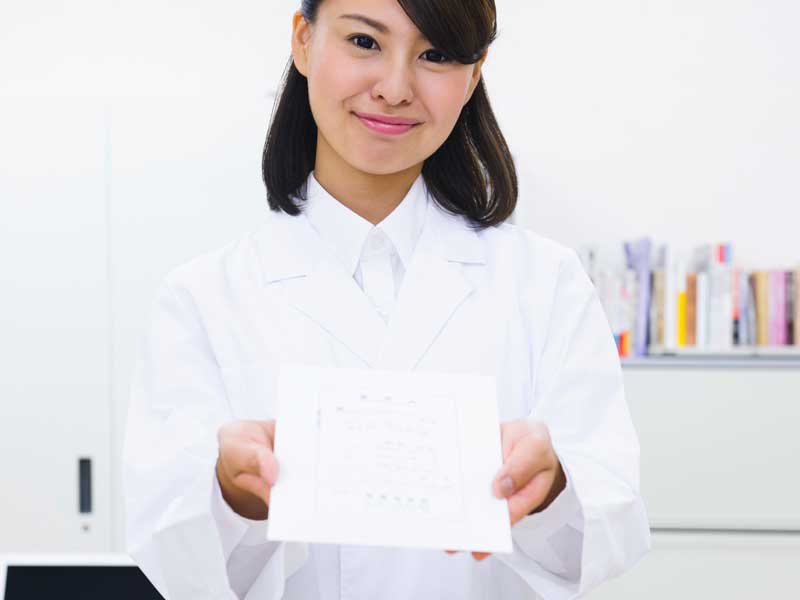 薬を渡す薬剤師
