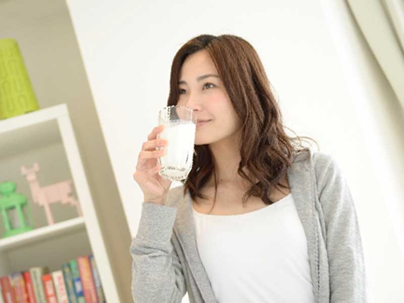 豆乳を飲む女性