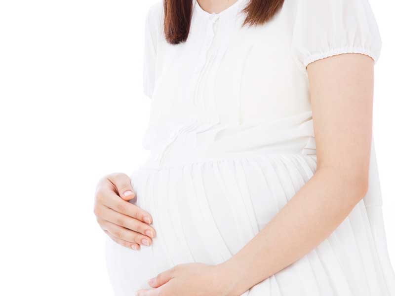 お腹を触る妊婦さん