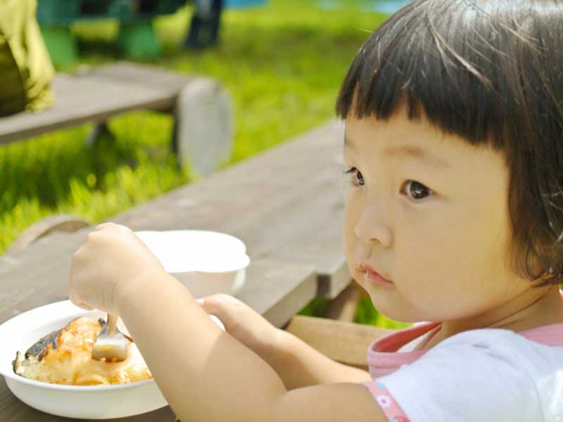 食事をしている子供