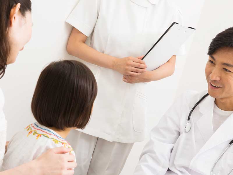 小児科で診察を受けている子供