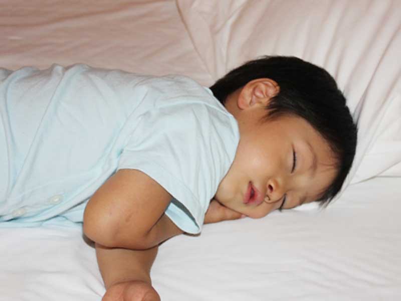 寝ている男の子