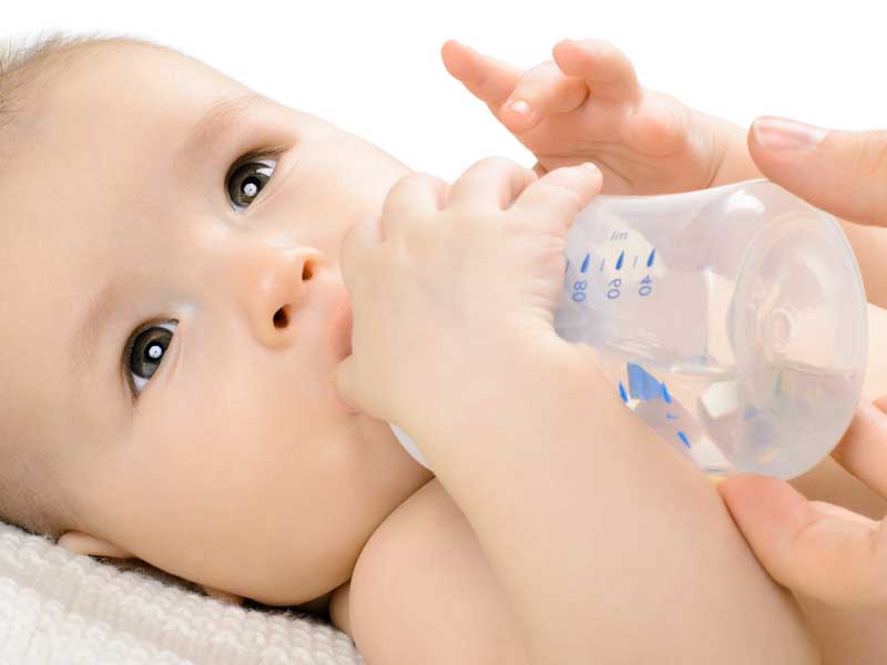 水を飲んでいる赤ちゃん