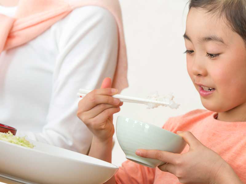 食事をしている子供