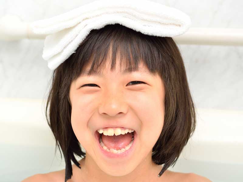 湯船に入っている子供