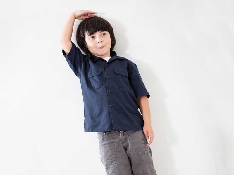 自分の身長をチェックする少年