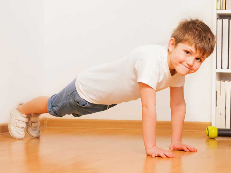 腕立てをしている男の子