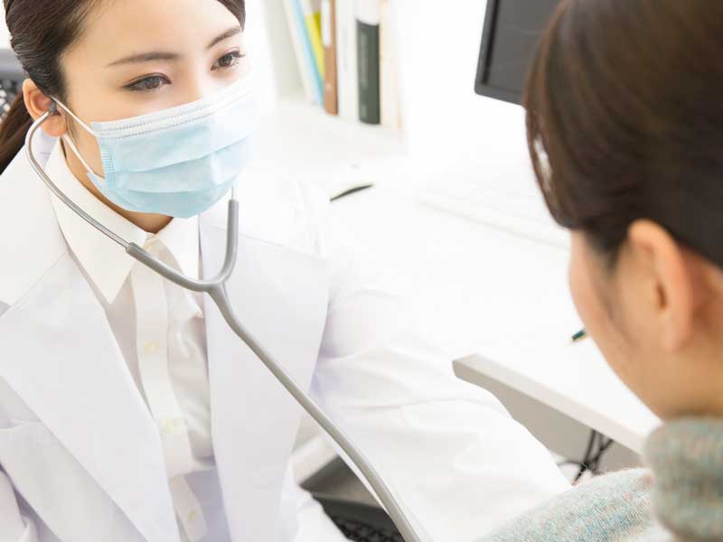 病院で受診をしているママ