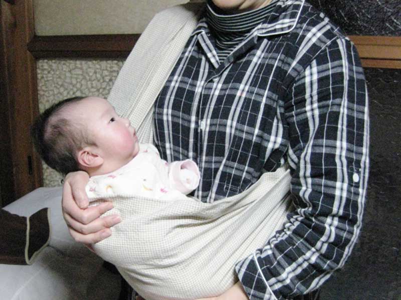 赤ちゃんを抱っこしているお母さん