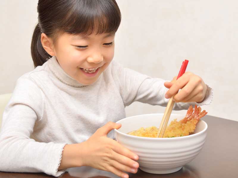 エビを食べる女の子