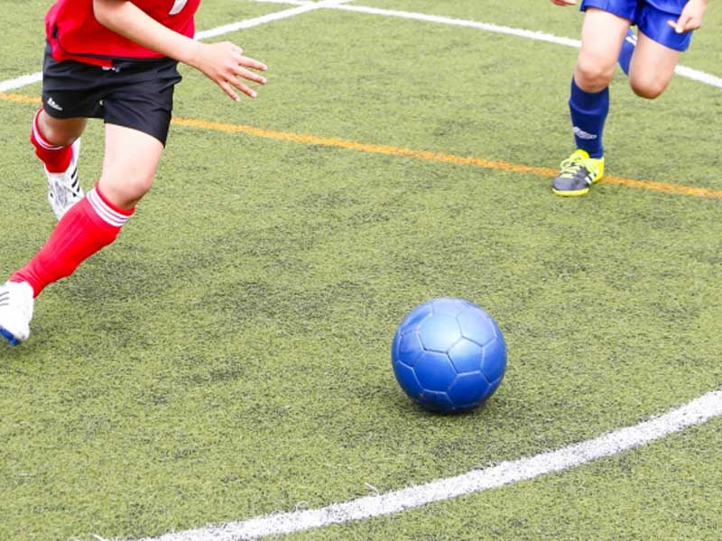 サッカーをしている少年達