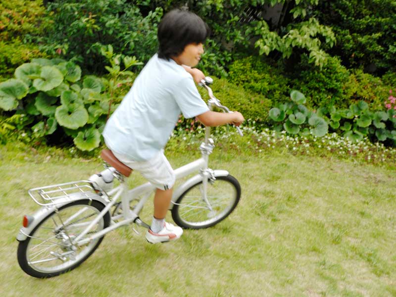 自転車を乗っている小学生