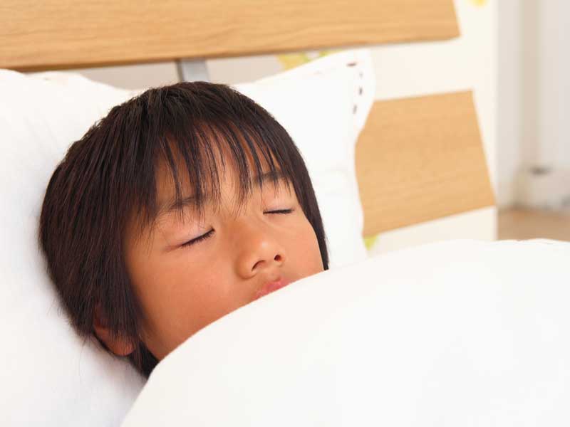 寝ている男の子