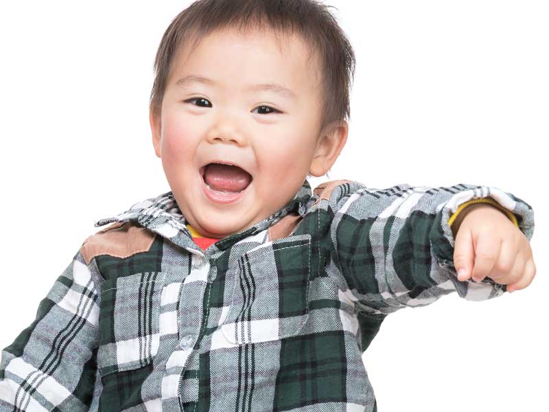 元気で興奮している赤ちゃん