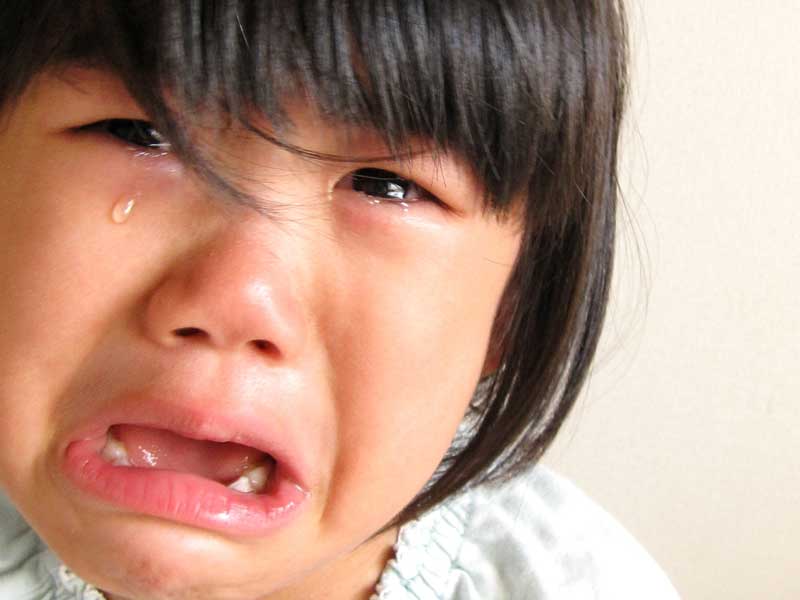 泣いている三歳の女の子