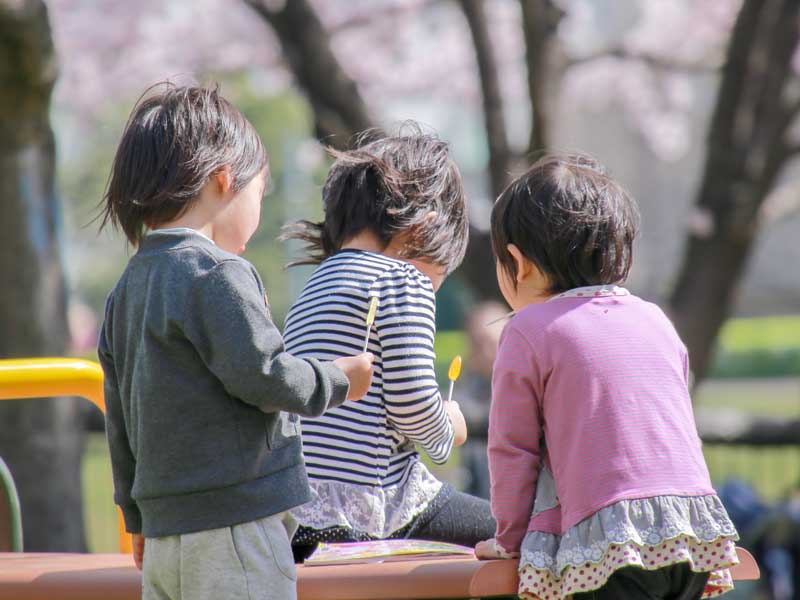 公園でお日様の光を浴び子供達