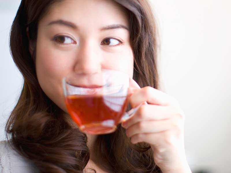 カフェインゼロのお茶を飲んでいる妊婦さん